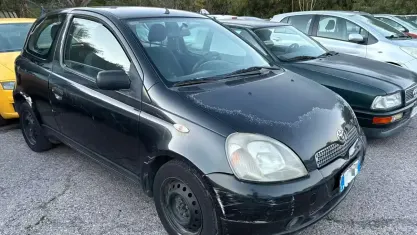 Usata Toyota Yaris Luna 86 CV (63 kW) 2001 Nero Berlina