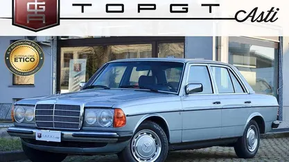 Usata Mercedes 240 72 CV (52 kW) 1982 Berlina