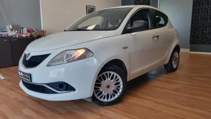 Usata Lancia Ypsilon Gold 69 CV (50 kW) 2016 Bianco Utilitaria