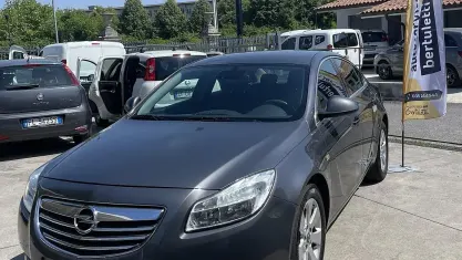 Usata Opel Insignia 130 CV (95 kW) 2009 Grigio Berlina