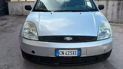 Usata Ford Fiesta Ghia 75 CV (55 kW) 2004 Grigio Utilitaria