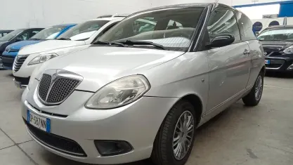 Usata Lancia Ypsilon 60 CV (44 kW) 2008 Argento Utilitaria