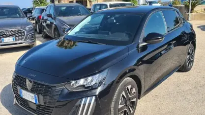 Begagnad Peugeot 208 101 HK (74 kW) 2025 Svart Halvkombi