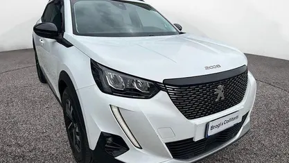 Usata Peugeot 2008 Allure 102 CV (75 kW) 2022 Bianco SUV