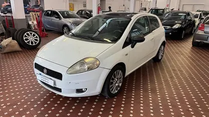 Begagnad Fiat Grande Punto Dynamic 78 HK (57 kW) 2009 Vit Halvkombi