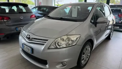 Usata Toyota Auris Sol 99 CV (72 kW) 2011 Argento Utilitaria