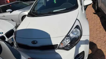 Usata Kia Rio 75 CV (55 kW) 2015 Bianco Berlina