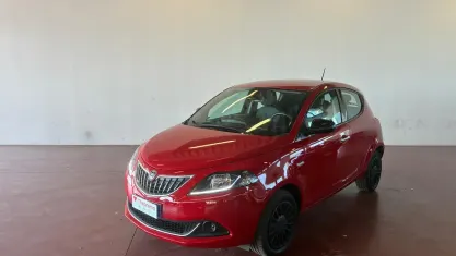 Usata Lancia Ypsilon Silver 69 CV (50 kW) 2022 Rosso passione (pastello) Utilitaria