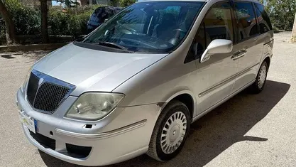 Grigio chiaro met. Usata 2005 Lancia Phedra Monovolume | 3800 € (Buon prezzo)