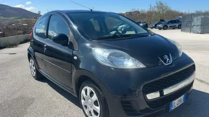 Usata Peugeot 107 Active 68 CV (50 kW) 2012 Nero Utilitaria
