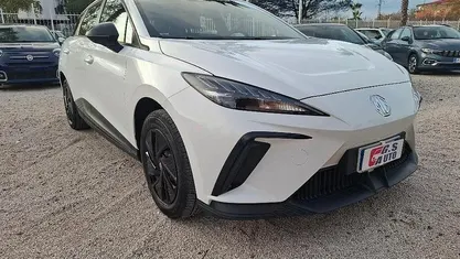Begagnad MG MG4 EV 125 kW (170 HK) 2023 Vit Halvkombi
