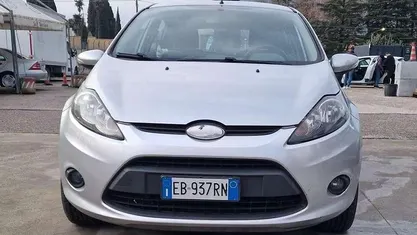 Grigio Usata 2010 Ford Fiesta Titanium Tre volumi | 1290 € (Super prezzo)