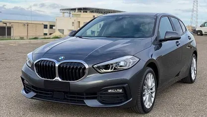 Grigio Usata 2021 BMW 118 Advantage Due volumi | 25.900 € (Buon prezzo)