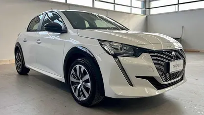 Usata Peugeot e-208 Active 56 kW (77 CV) 2023 Bianco Utilitaria
