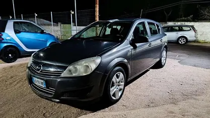Grigio Usata 2010 Opel Astra Enjoy Tre volumi | 2500 € (Ottimo prezzo)