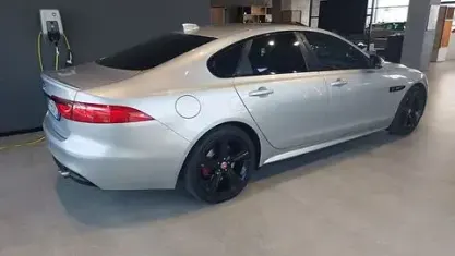 Usata Jaguar XF R-Sport 241 CV (177 kW) 2018 Argento Berlina