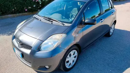 Usata Toyota Yaris Sol 90 CV (66 kW) 2011 Grigio Utilitaria