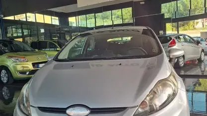 Usata Ford Fiesta Titanium 68 CV (50 kW) 2010 Grigio Berlina