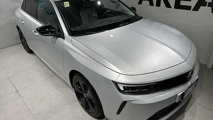 Argento Usata 2023 Opel Astra Elegance Tre volumi | 18.400 € (Ottimo prezzo)
