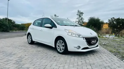 Usata Peugeot 208 Allure 75 CV (55 kW) 2009 Bianco Utilitaria