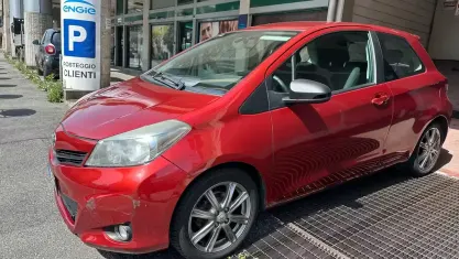 Usata Toyota Yaris Lounge+ 99 CV (72 kW) 2012 Rosso Utilitaria
