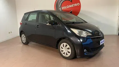 Usata Toyota Verso-S 99 CV (72 kW) 2013 Nero Monovolume