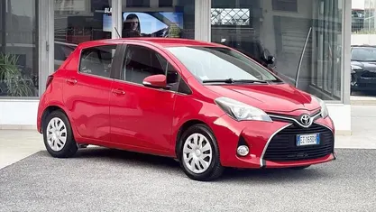 Usata Toyota Yaris 69 CV (50 kW) 2015 Rosso Berlina