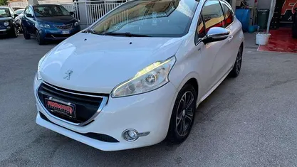 Bianco Usata 2013 Peugeot 208 Allure Due volumi | 4499 € (Buon prezzo)