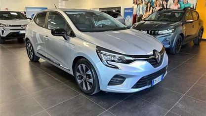 Occasion Renault Clio V Evolution 101 PK (74 kW) 2023 Grijs Sedan