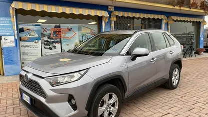 Usata Toyota RAV4 Hybrid Active 222 CV (163 kW) 2019 Argento SUV