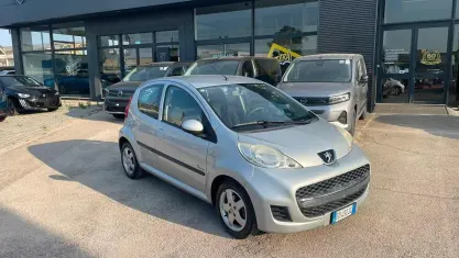 Usata Peugeot 107 68 CV (50 kW) 2010 Grigio Utilitaria