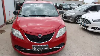 Usata Lancia Ypsilon Gold 95 CV (69 kW) 2017 Rosso Utilitaria