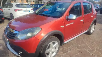 Rosso Usata 2012 Dacia Sandero Stepway Tre volumi | 4900 € (Buon prezzo)