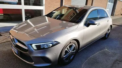 Grigio scuro Usata 2019 Mercedes A180 Premium Due volumi | 19.990 € (Ottimo prezzo)