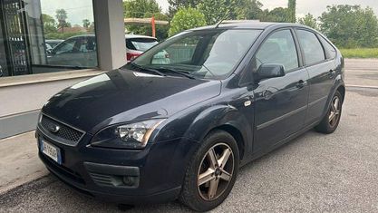 Usata Ford Focus 90 CV (66 kW) 2007 Grigio scuro Berlina