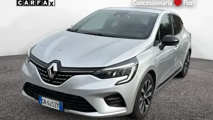 Usata Renault Clio V Techno 145 CV (106 kW) 2023 Argento Utilitaria
