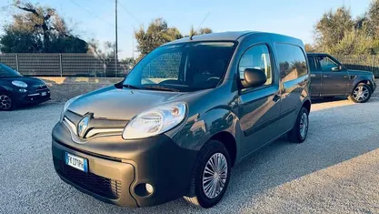 Gray Usata 2017 Renault Kangoo Tre volumi | 3900 € (Buon prezzo)