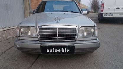 Usata Mercedes E200 131 CV (96 kW) 1994 Grigio Berlina