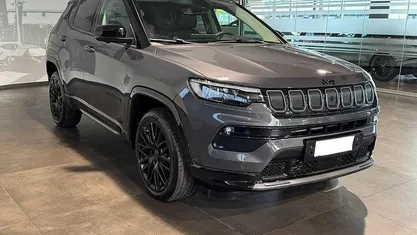 Grigio Usata 2024 Jeep Compass SUV | 27.950 € (Buon prezzo)