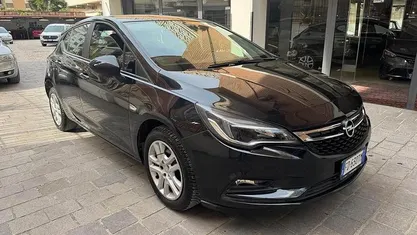 Nero Usata 2016 Opel Astra Tre volumi | 7950 € (Buon prezzo)