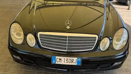 Usata Mercedes E220 Classic 150 CV (110 kW) 2004 Nero Berlina
