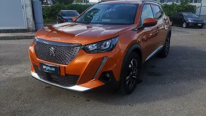 Usata Peugeot 2008 Allure 102 CV (75 kW) 2021 Arancione SUV