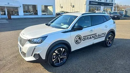 Usata Peugeot e-2008 Allure 100 kW (136 CV) 2023 Bianco SUV