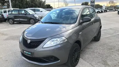 Begagnad Lancia Ypsilon 70 HK (51 kW) 2020 Grå Halvkombi