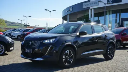 Usata Peugeot 2008 Allure 131 CV (96 kW) 2020 Nero SUV