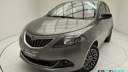 Usado Lancia Ypsilon S 70 HP (51 kW) 2024 Cinzento Citadino