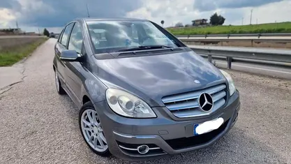 Usata Mercedes B200 140 CV (102 kW) 2010 Grigio Monovolume