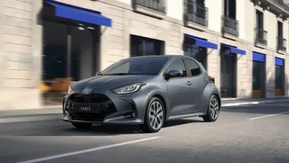 Nuova Toyota Yaris Premium 2026 Storm grey Utilitaria