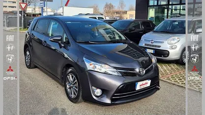 Usata Toyota Verso Cool 111 CV (81 kW) 2014 Grigio scuro Monovolume