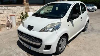 Usata Peugeot 107 68 CV (50 kW) 2012 Bianco Utilitaria